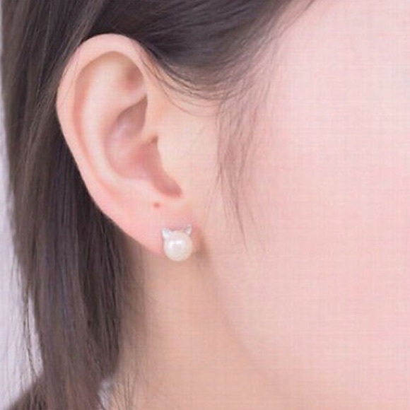 Silver Plated Pearl Kitten Studs - Picture 3 of 3